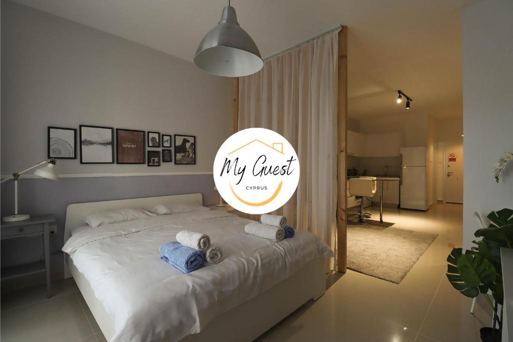 ein Schlafzimmer mit einem Bett mit einem Gästeschild darauf in der Unterkunft MyGuest Cornelius 29, Luxury Studio Apartment in Iskele