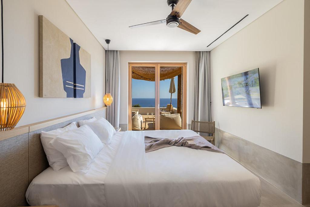 Postel nebo postele na pokoji v ubytování Eliamos Villas Hotel & Spa