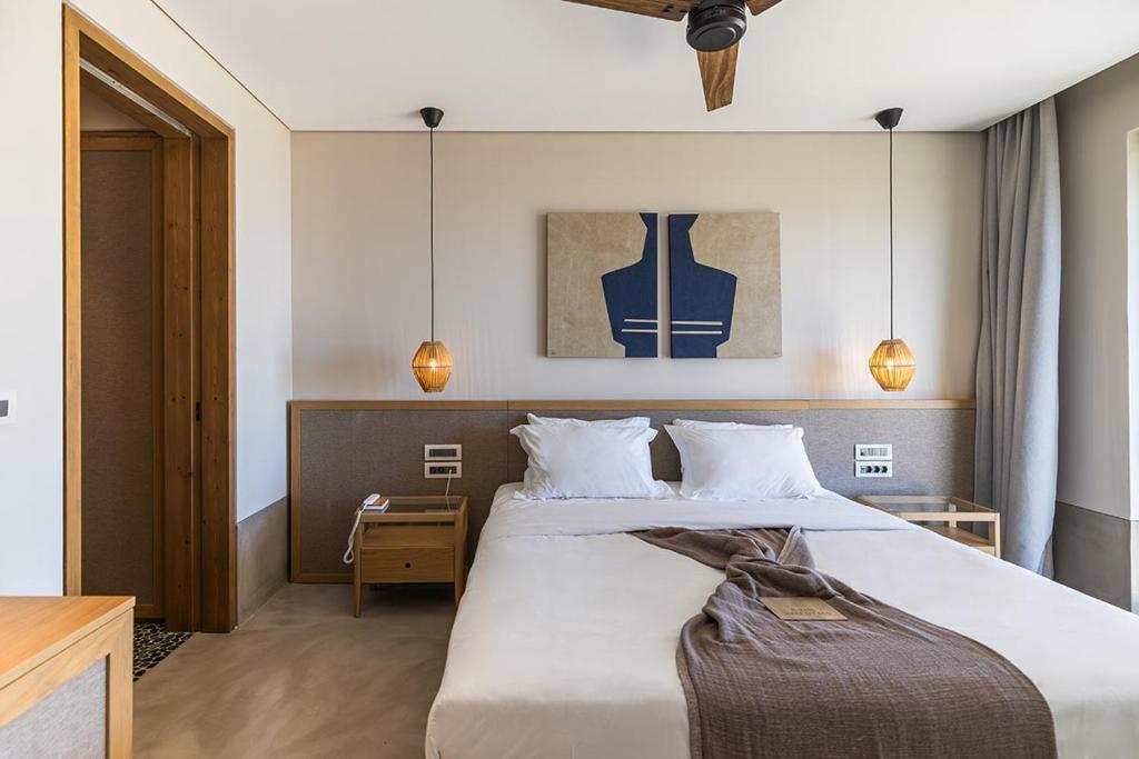 Postel nebo postele na pokoji v ubytování Eliamos Villas Hotel & Spa