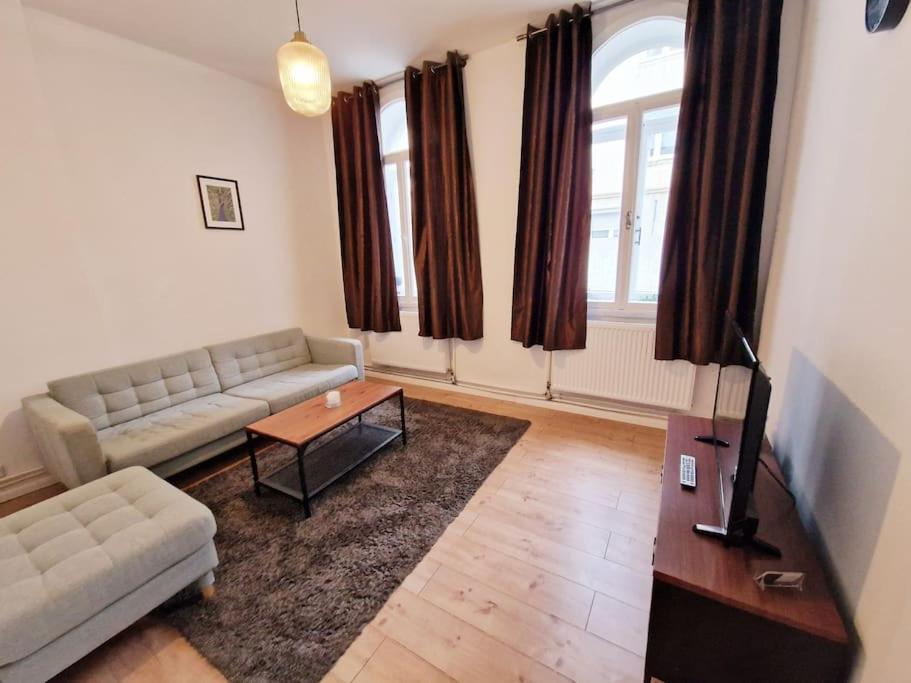 een woonkamer met een bank en een tafel bij City Apartment in Bremerhaven