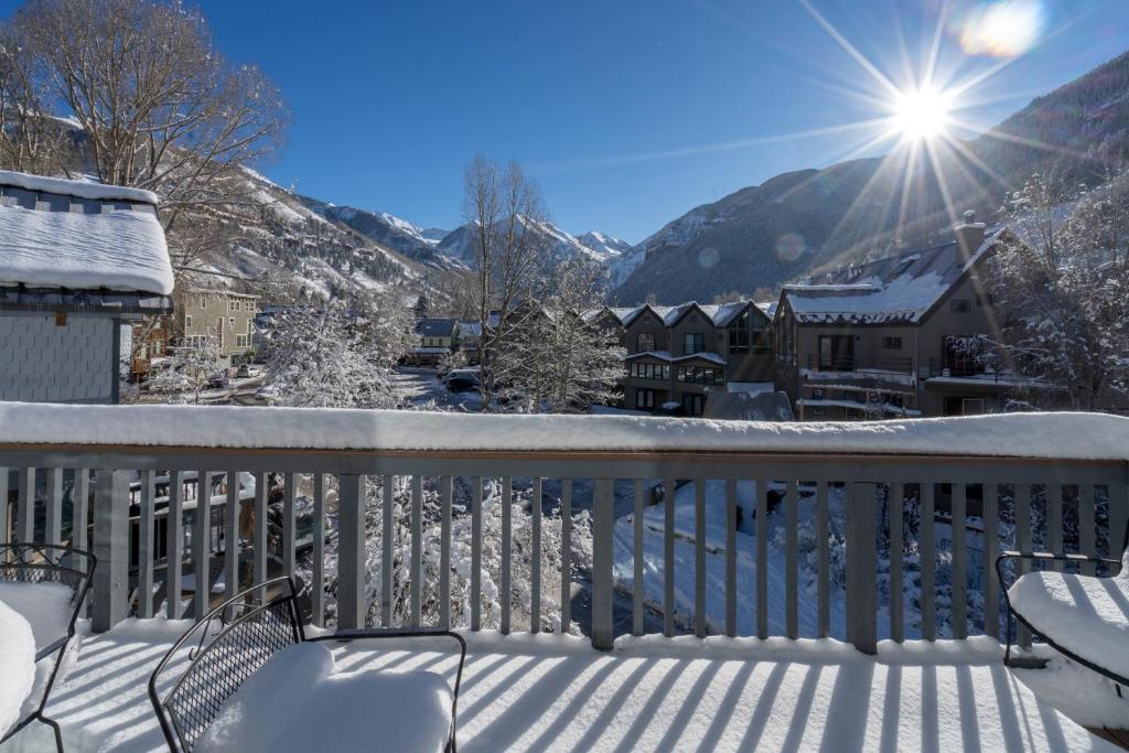 een met sneeuw bedekt balkon met uitzicht op de bergen bij This Three Bedroom Condo Boasts Great Views of the Ski Area! in Telluride