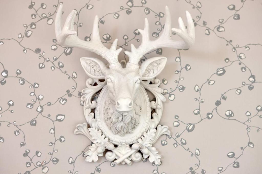 a wall mount deer head with antlers on a wall at Apartment Sir George in Garmisch-Partenkirchen