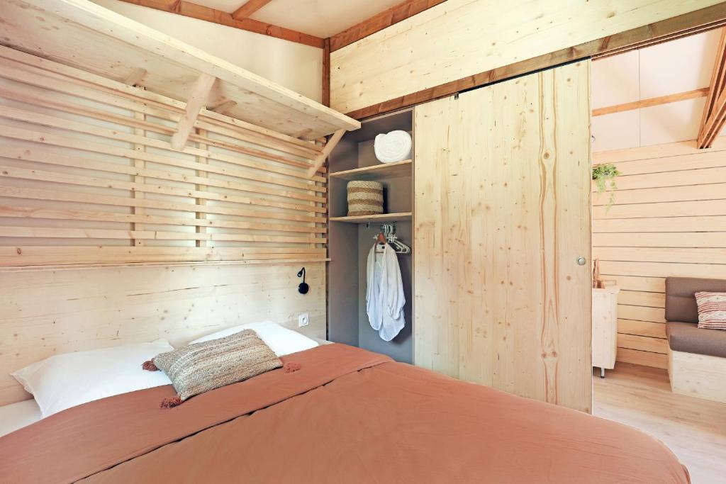 Postel nebo postele na pokoji v ubytování Camping les vergers de Squividan ***