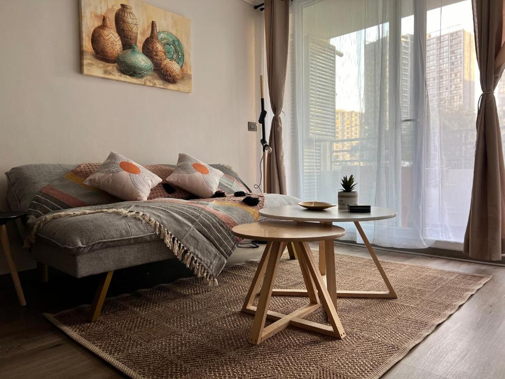 Acogedor apartamento la florida mirador في سانتياغو: غرفة معيشة مع أريكة وطاولة