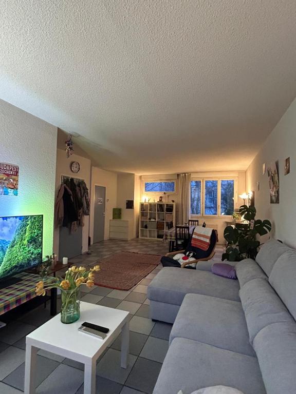 un salon avec un canapé et une table dans l'établissement Le8bis, à Saint-Denis