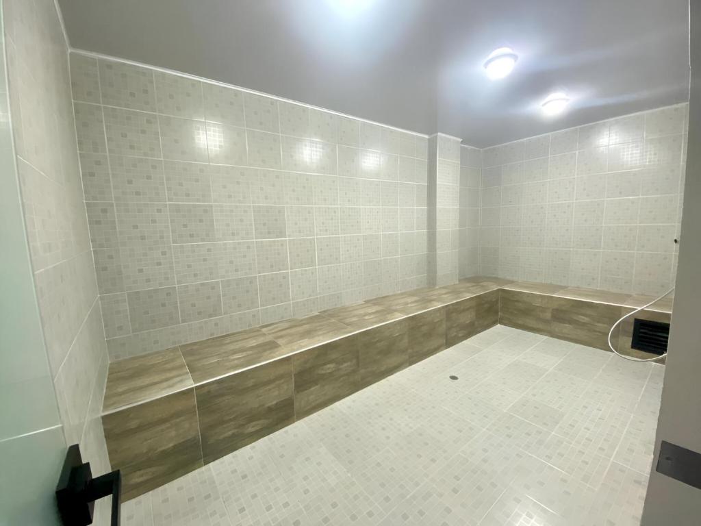 a bathroom with a shower with a tiled floor at Apartment In North Of The City Barranquilla in Barranquilla
