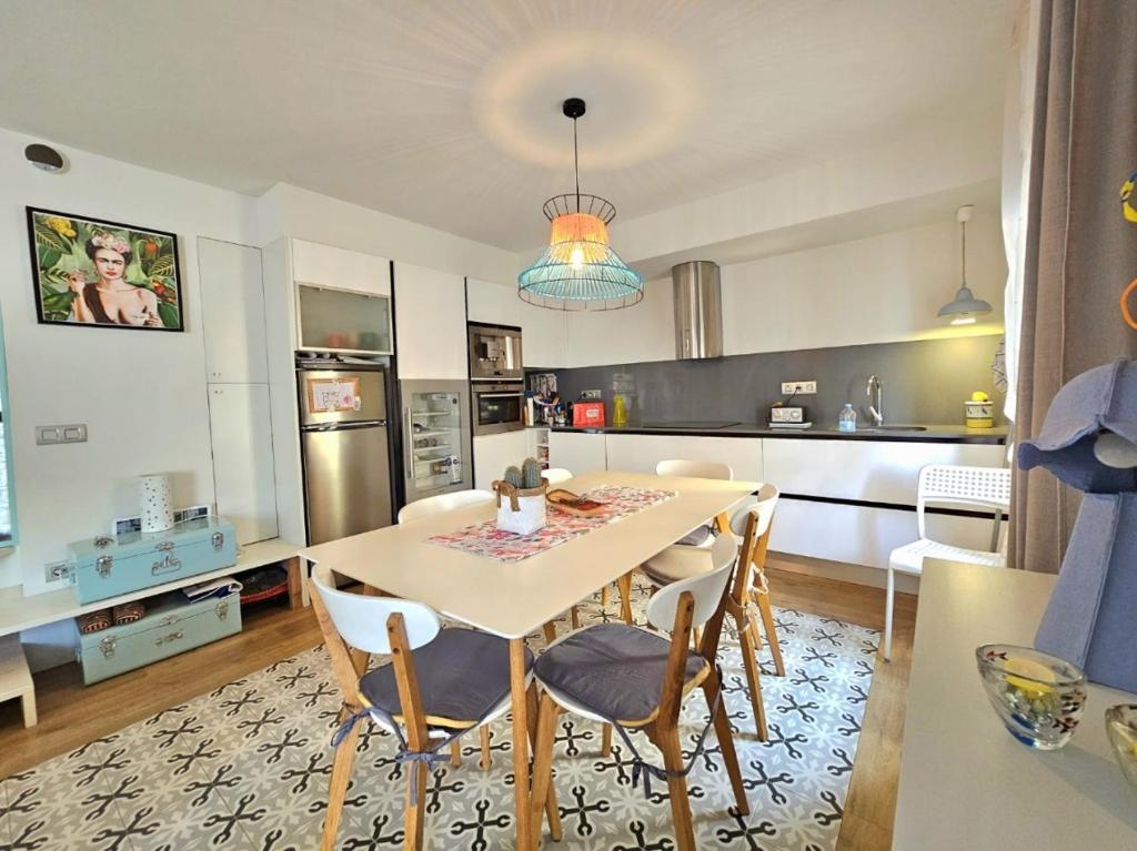 eine Küche und ein Esszimmer mit einem Tisch und Stühlen in der Unterkunft Cozy sunny apartment in the heart of Barcelona in Barcelona