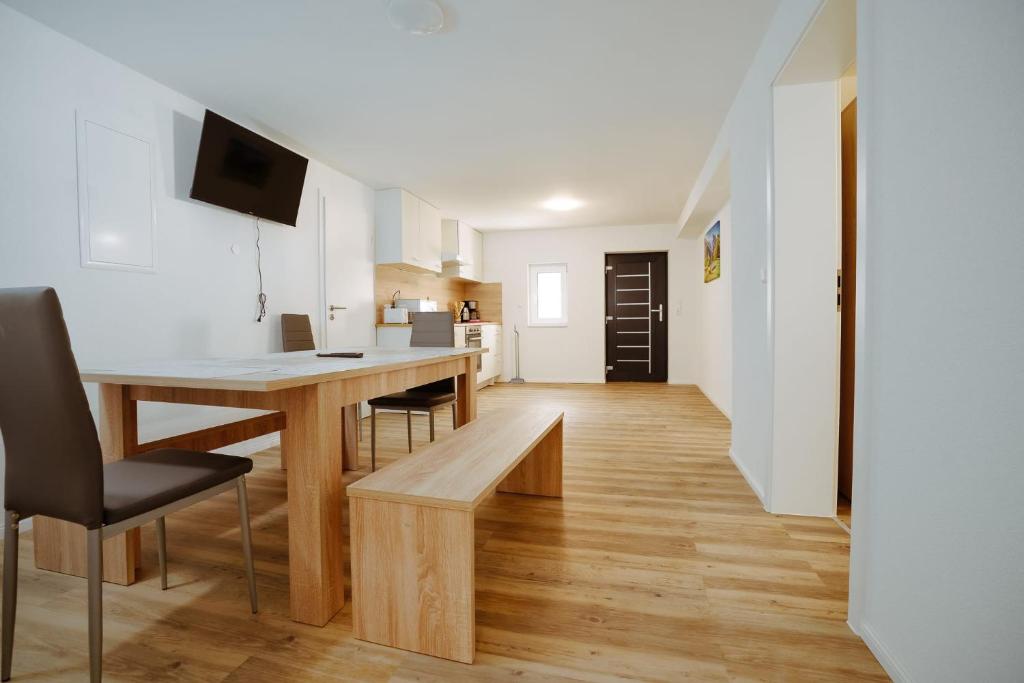 eine Küche und ein Esszimmer mit einem Tisch und Stühlen in der Unterkunft Hotel Weibertreu in Weinsberg