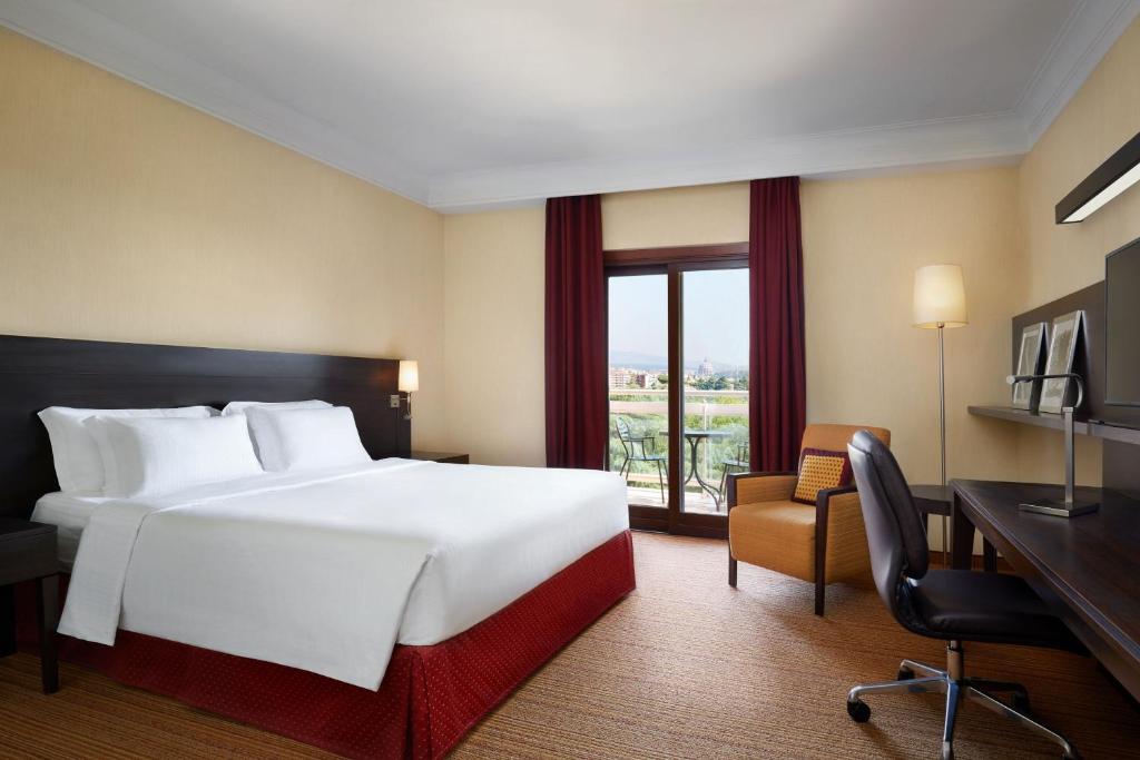 Łóżko lub łóżka w pokoju w obiekcie Courtyard by Marriott Rome Central Park