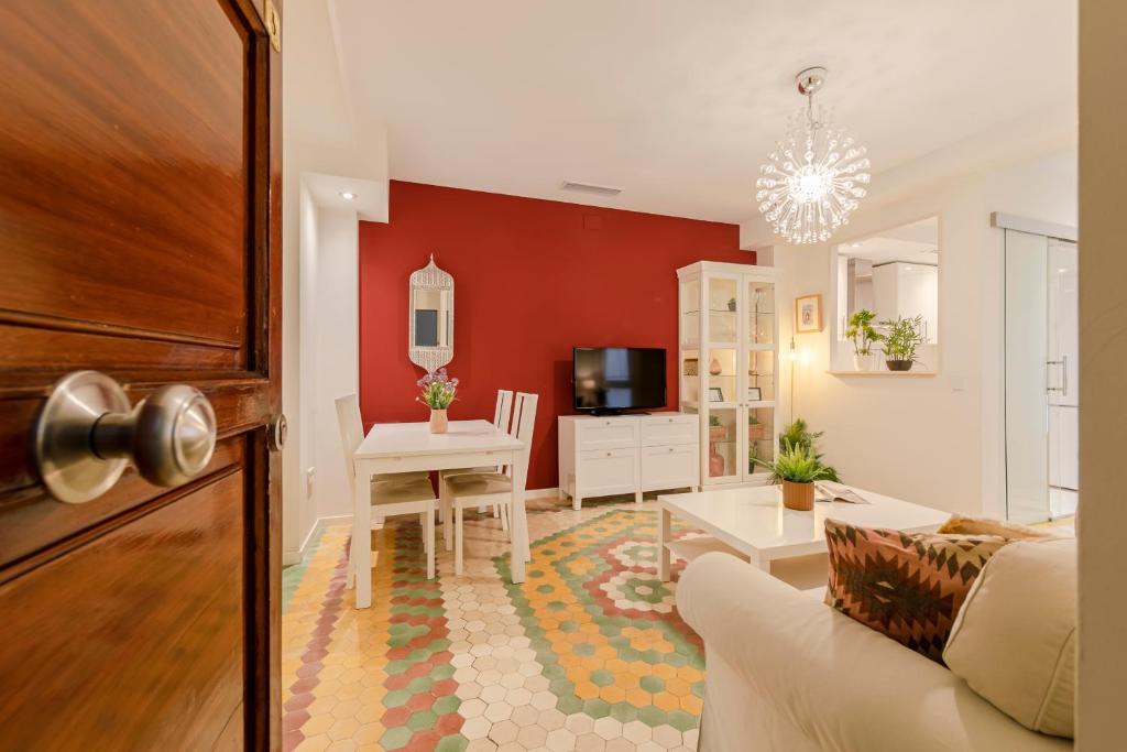 una sala de estar con un sofá y una mesa en Avanti Museo, con mucho encanto!, en Sevilla