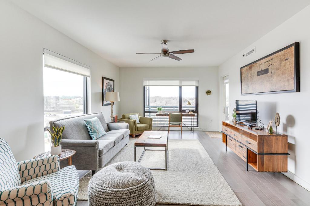 una sala de estar con un sofá y una mesa en Modern Springfield Apartment about 7 Mi to Downtown!, en Springfield