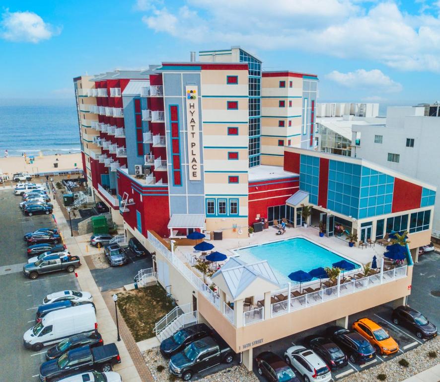 uma vista aérea de um hotel com estacionamento em Hyatt Place Ocean City Oceanfront em Ocean City