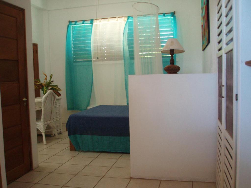 Postel nebo postele na pokoji v ubytování The Nest Tobago Apartments