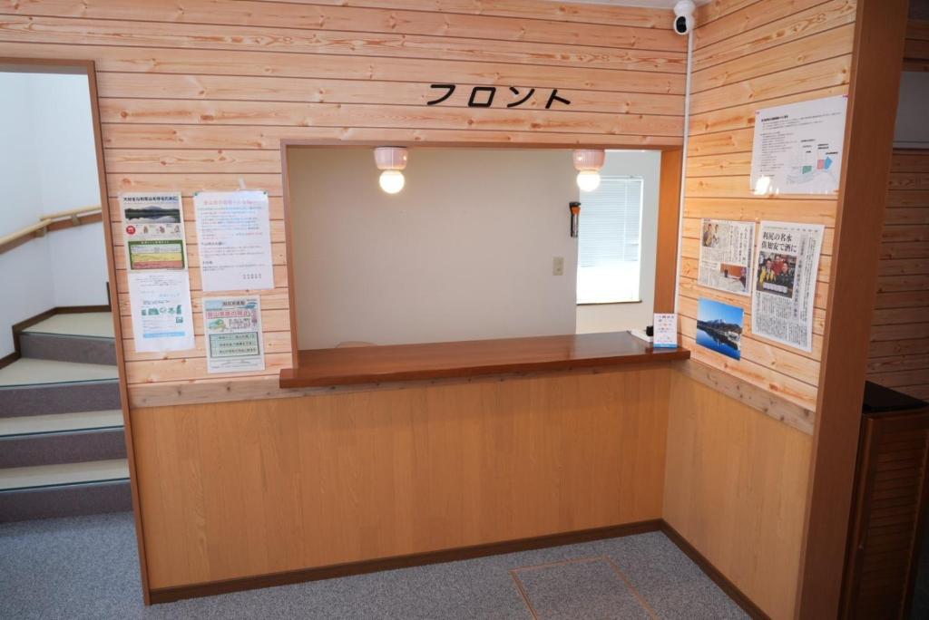 Cette chambre est dotée d'une grande porte dans un mur en bois. dans l'établissement Shimano Yado Kamuirishiri - Vacation STAY 89700v, à Oshidomari