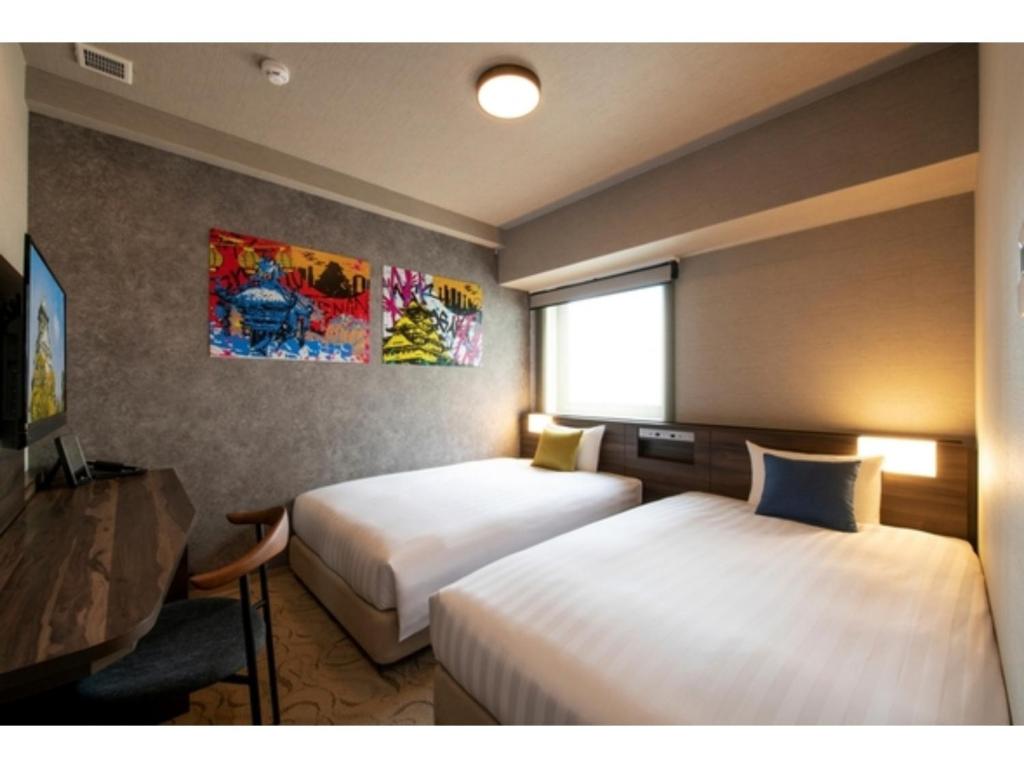 Habitación de hotel con 2 camas y ventana en Just Sleep Osaka Shinsaibashi - Vacation STAY 94512v en Osaka
