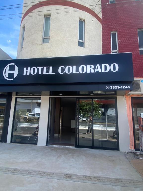 un signo de colombia de hotel en la parte delantera de un edificio en Hotel Colorado en Vilhena