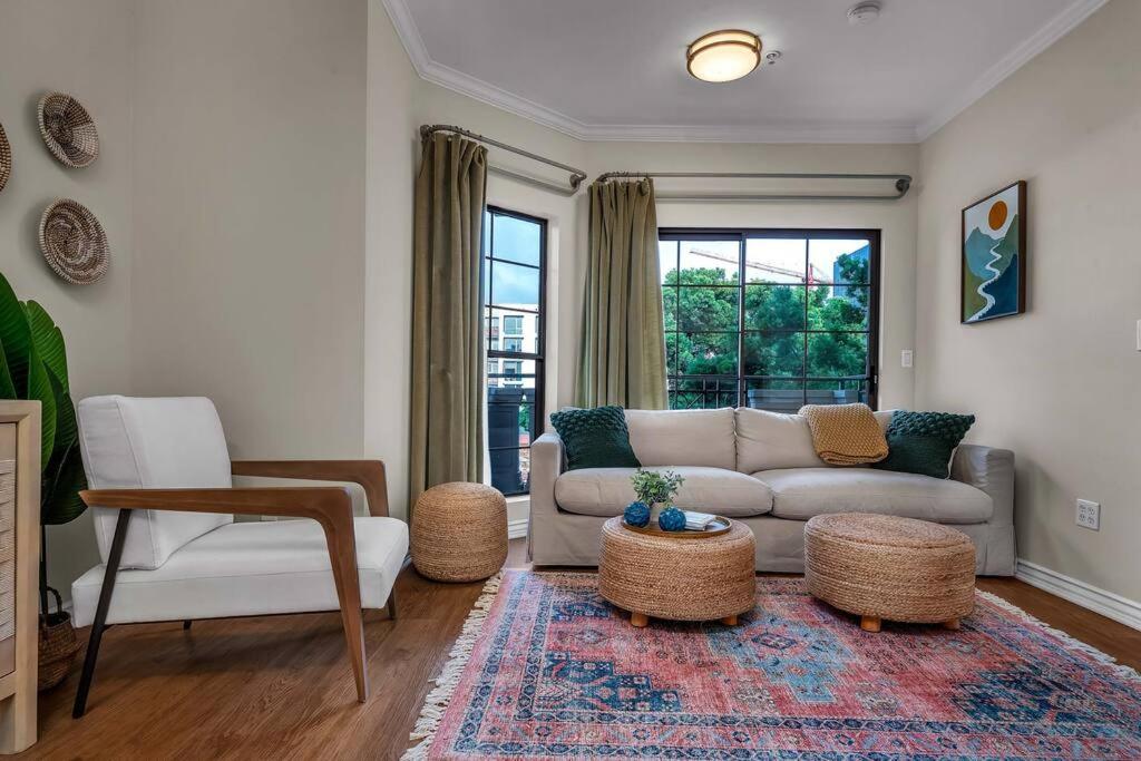 ein Wohnzimmer mit Sofa und Tisch in der Unterkunft Stylish in Sunny Santa Monica walk to Beach & Pier in Los Angeles