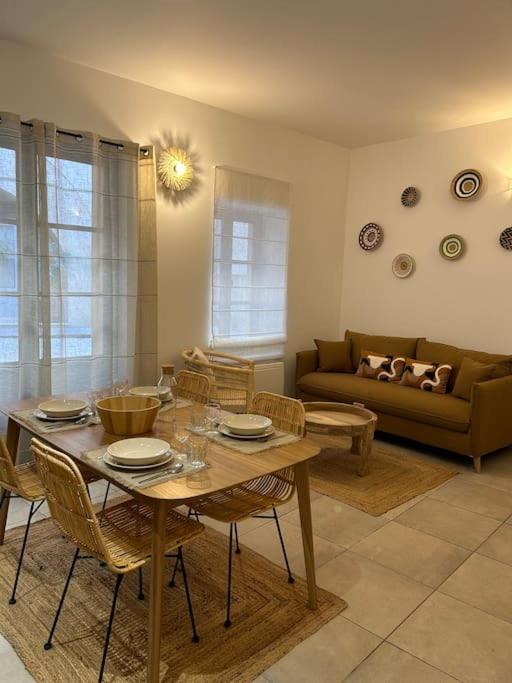 un salon avec une table, des chaises et un canapé dans l'établissement Le mystique-Somptueux -Centre Historique-Gare-Wifi, à Béziers