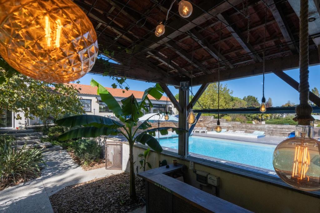 濱海昂古蘭的住宿－Côté Océan Resort，从房子里可欣赏到游泳池的景色