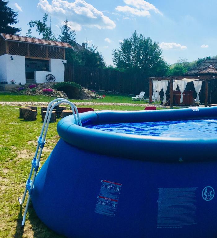 Bazén v ubytování Mátrai pincés udvar nebo v jeho okolí