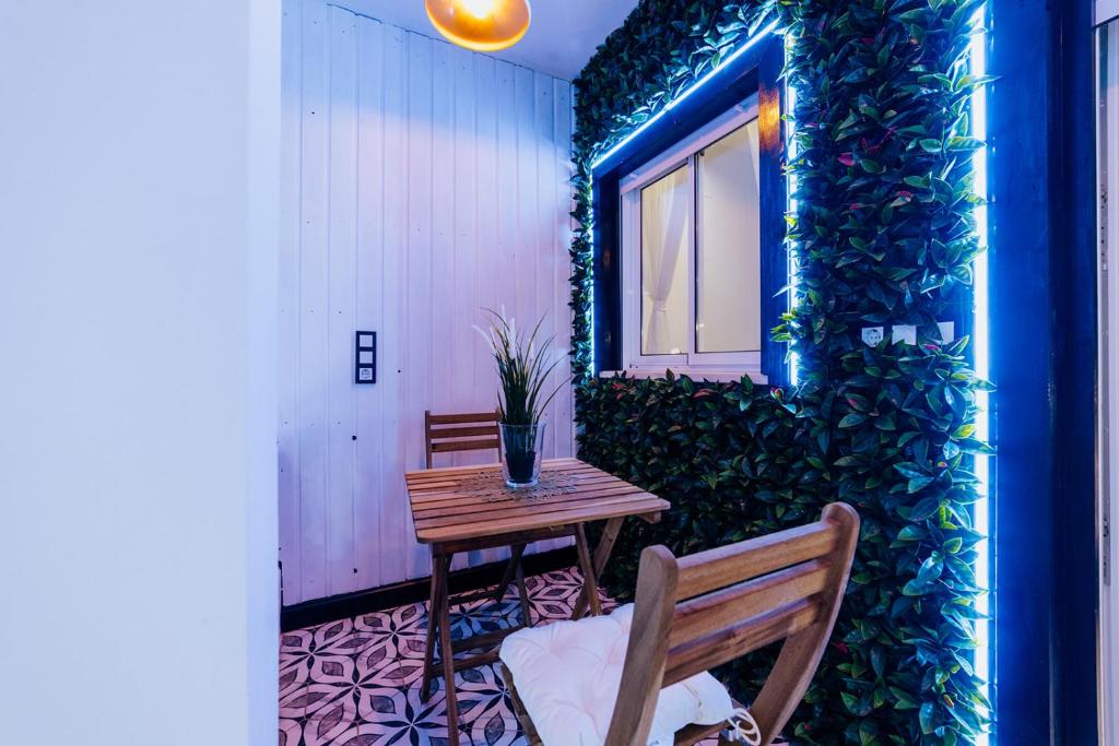 a table and a bench in a room with a green wall at HOSTAL LUXURY NIT I DIA in Altea