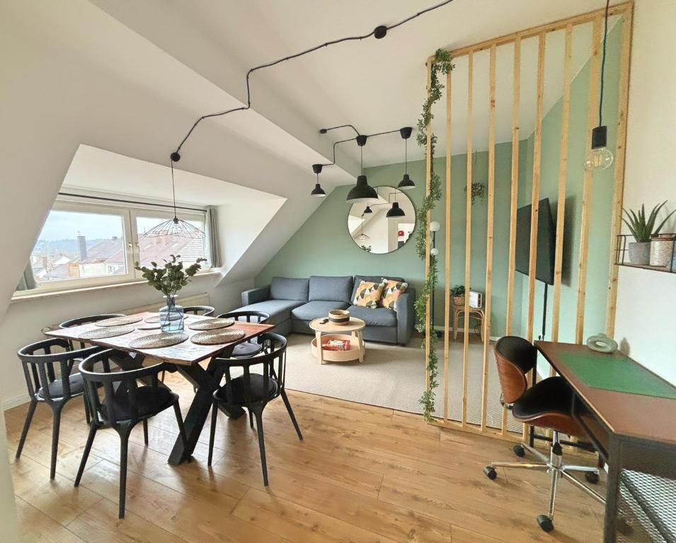 ein Wohnzimmer mit einem Tisch und einem Sofa in der Unterkunft Über den Dächern von Witten bis 6P in Witten
