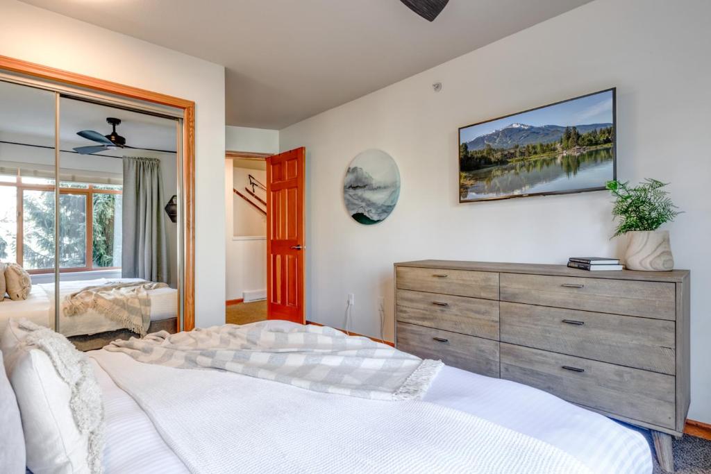 Postel nebo postele na pokoji v ubytování Central 2BR with Prime Amenities