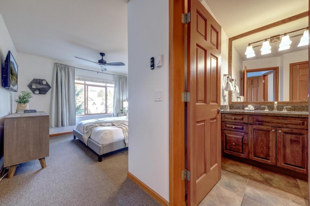 Postel nebo postele na pokoji v ubytování Central 2BR with Prime Amenities