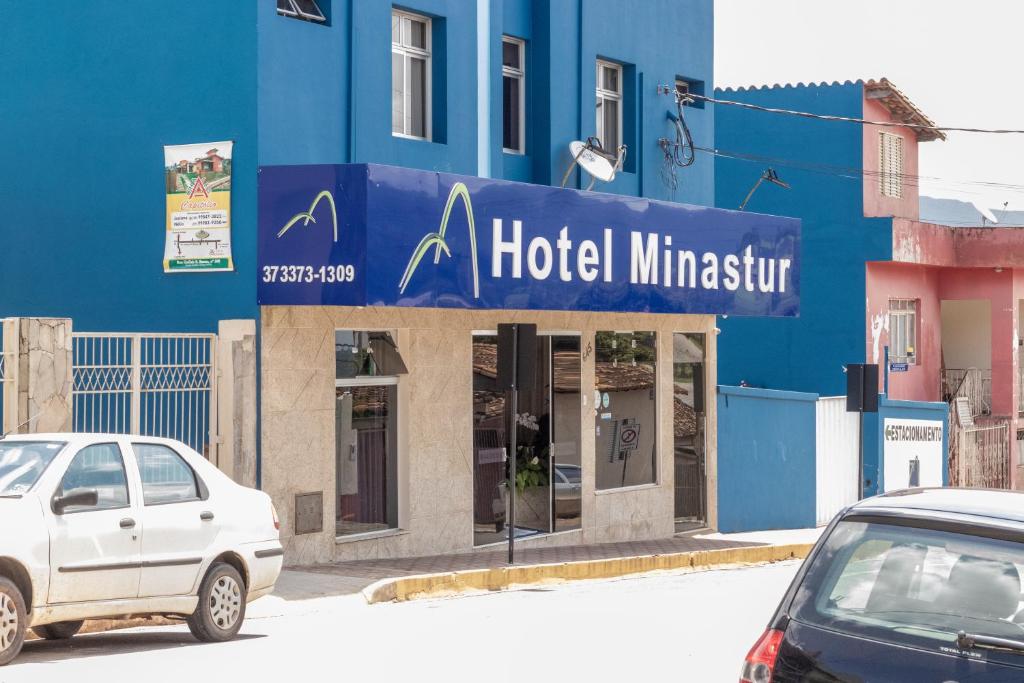 um sinal de hotel minnesota na lateral de um edifício em Hotel Minastur em Capitólio