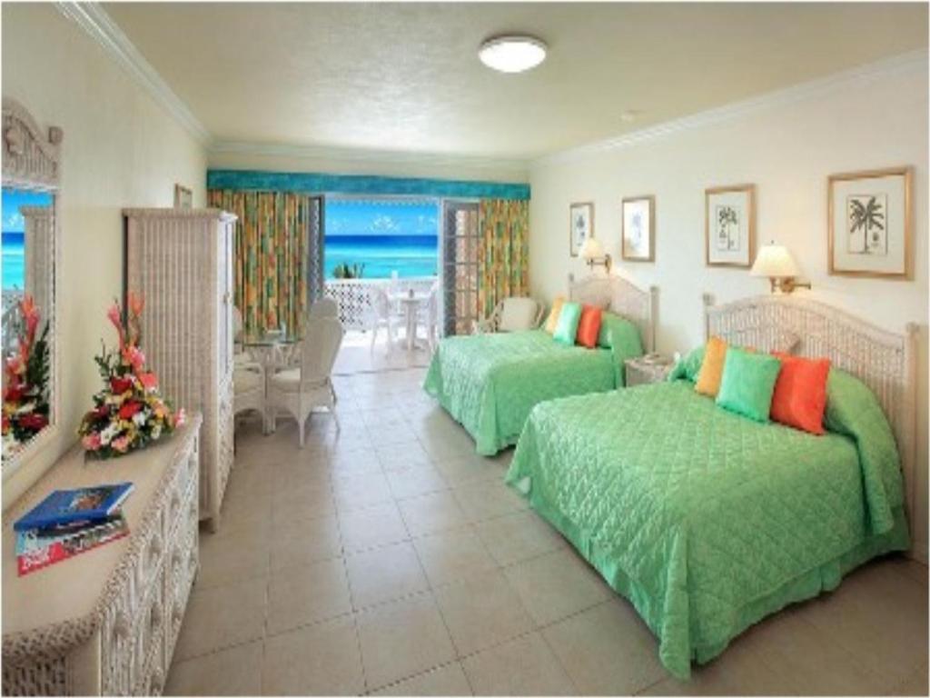 Postel nebo postele na pokoji v ubytování Coral Sands Beach Resort