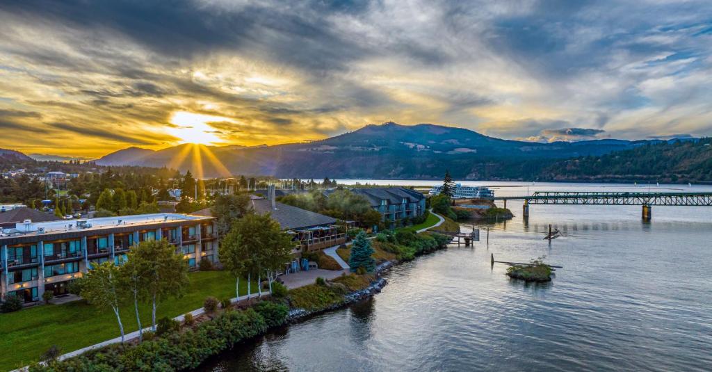 uitzicht op een stad met een rivier en een brug bij Best Western Plus Hood River Inn in Hood River