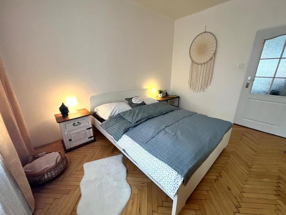 um pequeno quarto com uma cama e uma janela em Bratislava Lovely Old Town Apartment em Nivy
