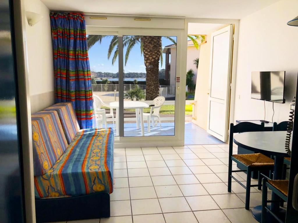 un salon avec un canapé et une table dans l'établissement Résidence Le Boucanier - Studio pour 4 Personnes 994, à Vieux-Boucau-les-Bains
