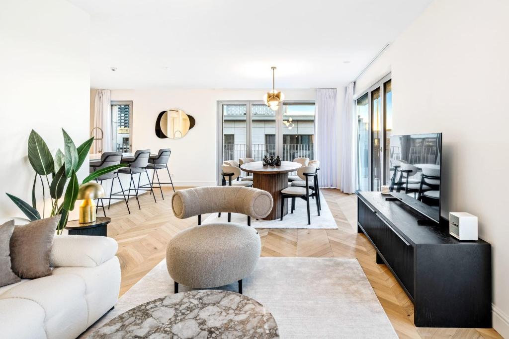 盧森堡的住宿－Luxurious 3BR Apt with Jacuzzi in Central Lux，客厅配有白色的沙发和桌子