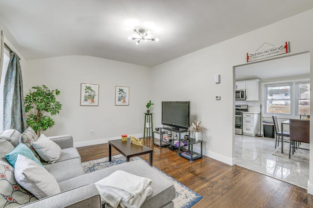 sala de estar con sofá y TV en 2-Story Lawnside Home 13 Mi to Dtwn Philadelphia!, 