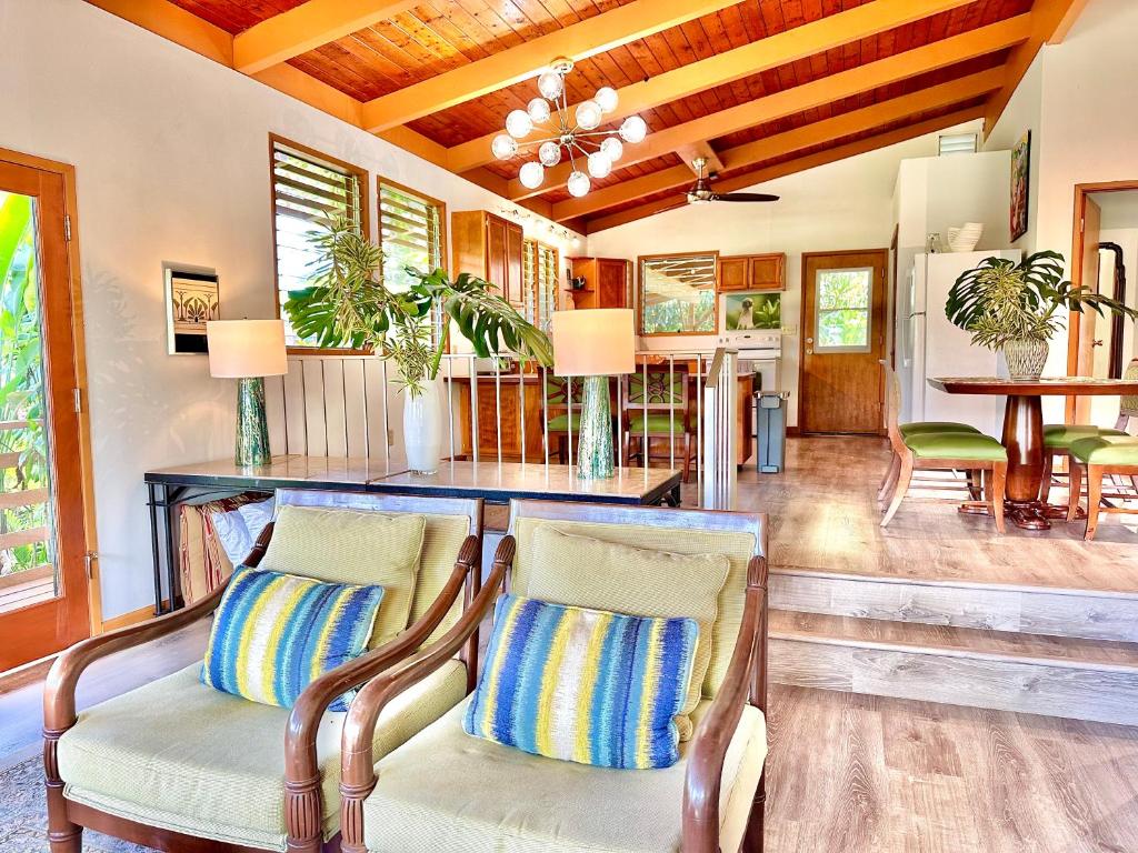 - un salon avec deux chaises et une table dans l'établissement Home near Volcano National Park, Hilo, Kehena, à Keaau