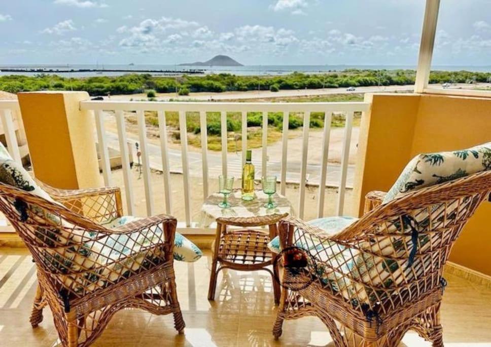 uma varanda com uma mesa e cadeiras e o oceano em Marinesco 2, 3 bedroom, 2 bathroom apartment, La Manga LMHA06 em San Blas