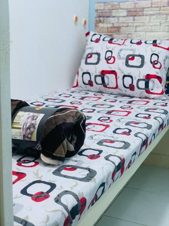 een bed met een dekbed en kussens erop bij Heavens Stay in Dubai