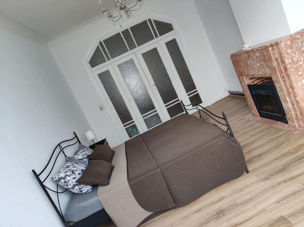 - un salon avec un canapé et une cheminée dans l'établissement Room in BB - undefined, à Bruxelles