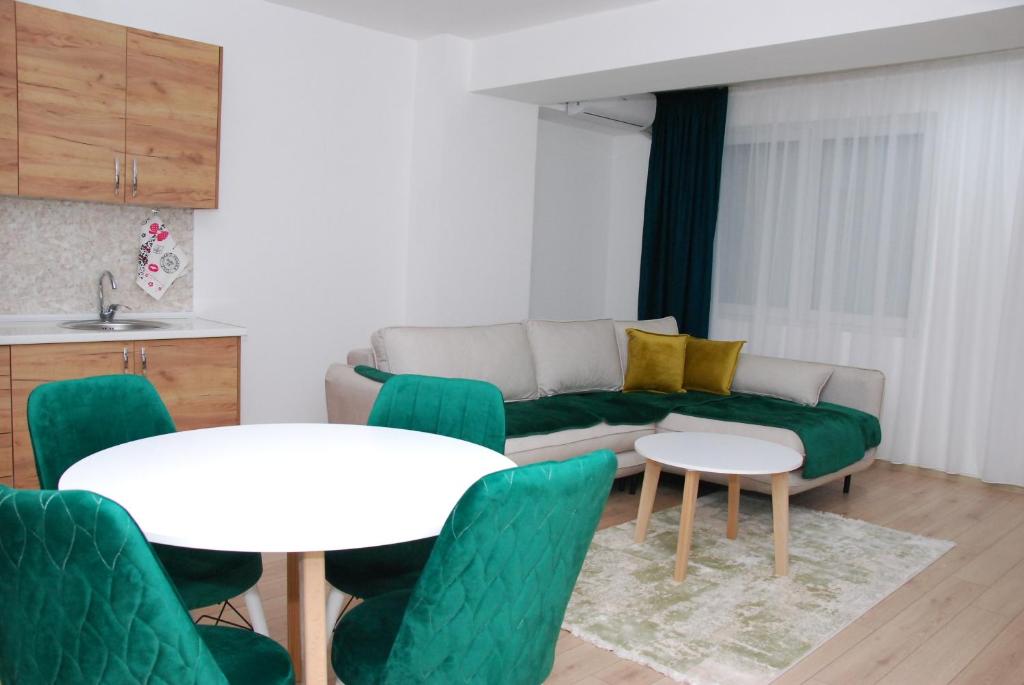 een woonkamer met een bank en 2 tafels bij Apartman Delevi in Strumica
