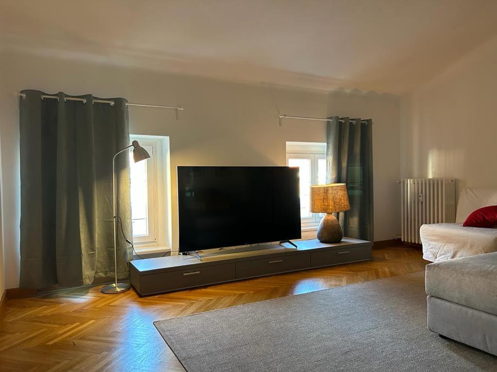 un salon avec une grande télévision à écran plat dans l'établissement Top floor in the heart of the city, à Trieste