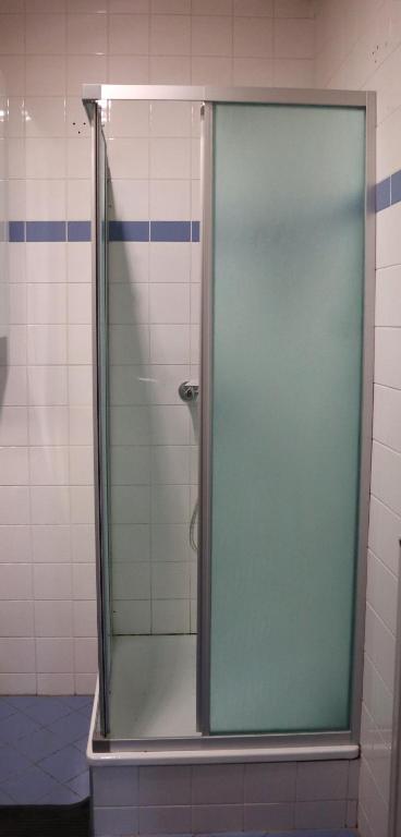 una doccia con una porta in vetro in un bagno di Somnium - Appartements Südsteiermark - Ehrenhausen a Retznei
