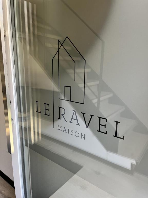 Le Ravel Maison في بورج ريولاند: علامة للمتحف المنيو على الحائط