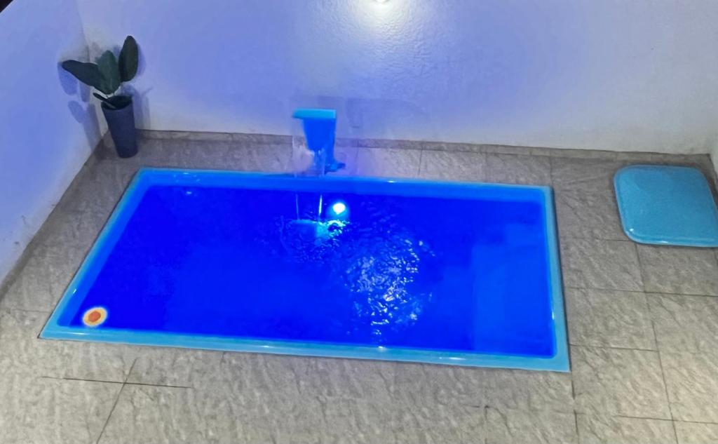 a blue bath tub with a person in it at Sobrado Home beach, 4 suites, piscina privativa e conforto expecional in Piçarras