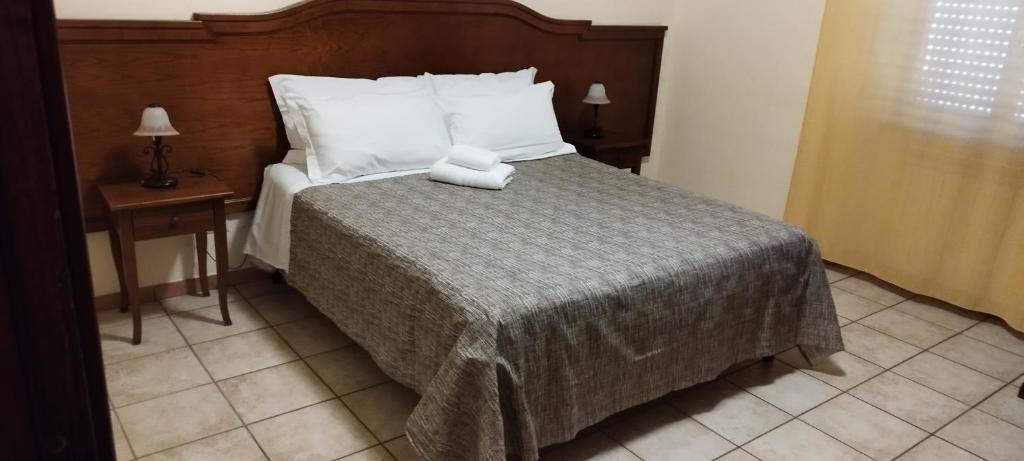 Una habitación de hotel con una cama con dos toallas. en Hotel Colosseo Colleferro, en Colleferro