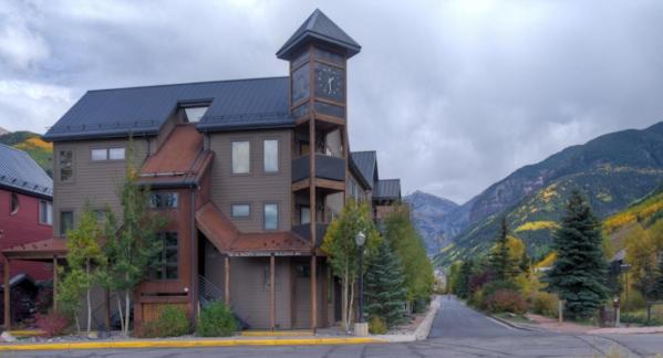 テルライドにあるSpacious Condo in Telluride-Beautiful West Views!の頂上に時計塔がある大きな建物