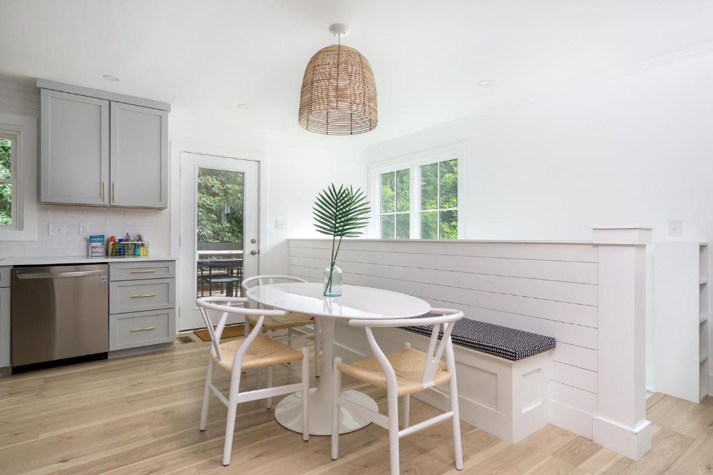 Köök või kööginurk majutusasutuses Cottontail Cottage Pet-friendly, Fire Pit & 10 Min. to Downtown AVL!