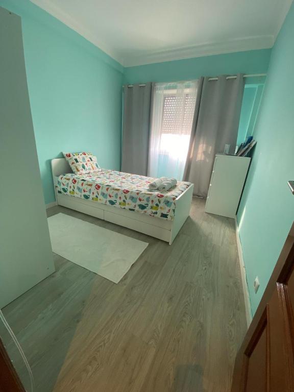 - une petite chambre avec un lit et une fenêtre dans l'établissement Cozy bedroom in shared apartment, à Amadora