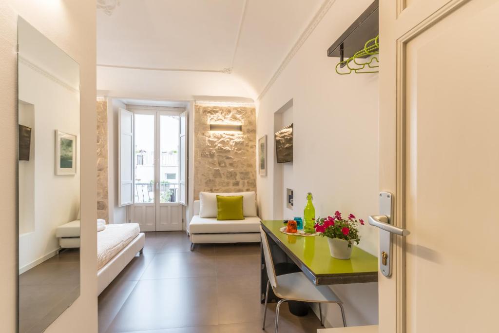 salon ze stołem i kanapą w obiekcie Terrazza Dei Sogni w mieście Ragusa