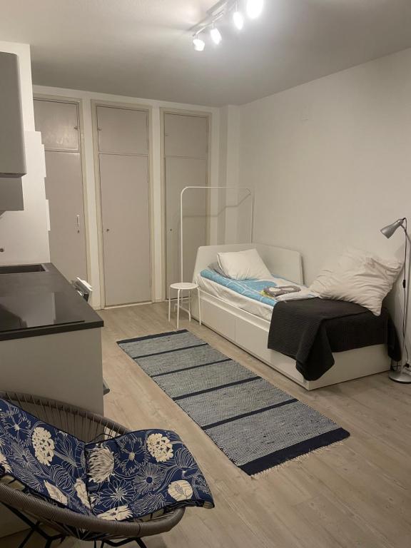 ein Wohnzimmer mit einem Bett und einem Tisch in der Unterkunft Modern city studio with own patio in Helsinki